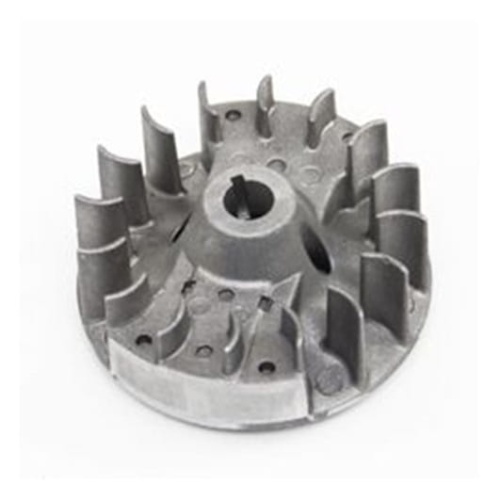 Koło zamachowe do nożyc 122HD60/122HD45 Husqvarna w kolorze srebrnym, z metalową powierzchnią i wyraźnymi rowkami. Produkt widoczny z góry, na jednolitym tle, z centralnym otworem montażowym oraz żeberkami dla zwiększenia stabilności.