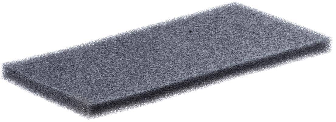 Filtr powietrza wstępny do traktorka Husqvarna, prostokątny, wykonany z gęstego, ciemnoszarego materiału, lekko teksturowanego. Zobaczyć krawędzie z lekkim zaokrągleniem. Prezentowany na białym tle, leżący płasko.