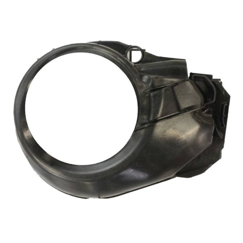 Czarna plastikowa osłona wentylatora do pilarek Husqvarna 439 i T435, prosty nowoczesny design, widok boczny poziomy z okrągłą szczeliną na wentylator.