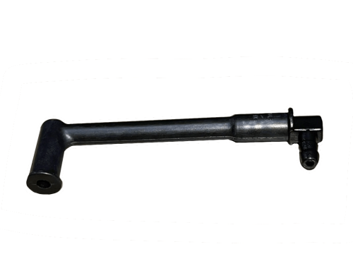 Rura wlotowa pilarki Husqvarna 439, T435, o prostokątnym kształcie, wykonana z czarnego metalu. Ujęcie boczne, pokazujące detale mocowania oraz otwór na wlot powietrza. Produkt umieszczony na jednolitym tle.