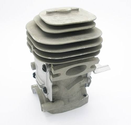 Cylinder pilarki Husqvarna 439 w kolorze szarym, w widoku frontalnym. Element ma gładką teksturę, jest w kształcie cylindrycznym z wyraźnymi żeberkami chłodzącymi oraz wylotem powietrza. Widoczne otwory montażowe po bokach.