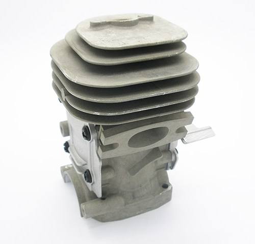 Cylinder pilarki Husqvarna 439 w kolorze szarym, w widoku frontalnym. Element ma gładką teksturę, jest w kształcie cylindrycznym z wyraźnymi żeberkami chłodzącymi oraz wylotem powietrza. Widoczne otwory montażowe po bokach.