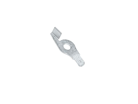 Zacisk pilarki Husqvarna 439, T435, w kolorze metalicznym, o prostokątnym kształcie. Element montażowy, leżący na białym tle, z otworem owalnym w środku, w zbliżeniu. Widoczne wycięcie na jednym końcu, przeznaczony do stabilizacji piły.