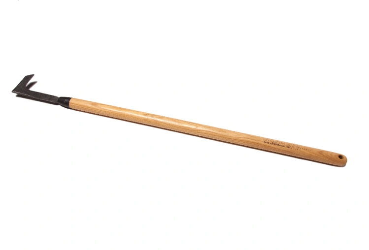 Nóż do fug Krumpholz z 60 cm jesionowym trzonkiem i metalowym ostrzem w kształcie litery L, ułożony poziomo na białym tle, pokazujący całą długość i detale ostrza oraz trzonka.
