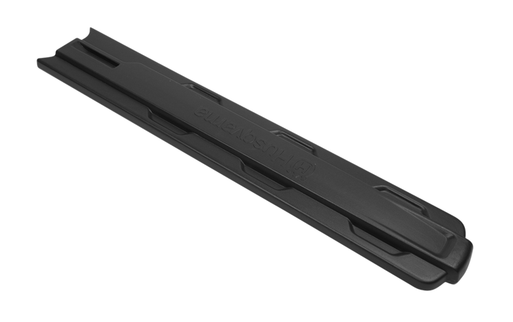 Osłona do transportu nożyc 122HD45 Husqvarna w kolorze czarnym, płaska, z logo Husqvarna na powierzchni. Produkt widoczny z góry, w pozycji leżącej. Wyposażona w wycięcia do mocowania. Jednolity, jasny background.