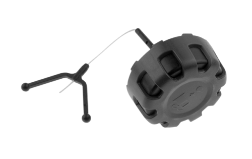 Korek zbiornika nożyc 122HD60/122HD45 Husqvarna w kolorze czarnym, okrągły, z wyżłobieniami. Ujęcie z góry, z widoczną linką. Element montażowy idealny do zabezpieczenia zbiornika. Produkt leżący na jednolitym tle.