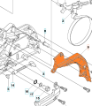 Pomarańczowa pokrywa osłony hamulca pilarki Husqvarna 340 i 450, widoczna z boku, w detalach technicznych. Zawiera widoczne mocowania i napisy. Produkt prezentowany na białym tle, co podkreśla jego kształt i funkcję w systemie pilarki.