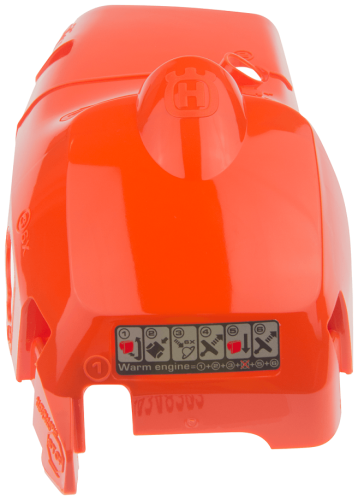 Pokrywa cylindra pilarki Husqvarna 445, 450 w intensywnym, matowym pomarańczowym kolorze. Widok frontalny z wyraźnymi napisami instruktażowymi na boku. Element z wycięciem, mocowany na górze, jasno ukazuje szczegóły konstrukcyjne.