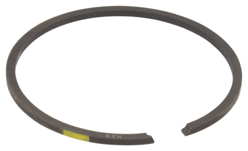 Pierścień tłoka pilarki Husqvarna 445, czarny, okrągły element metalowy z żółtym oznaczeniem. Widok z boku, leżący na białym tle, z wyraźnymi krawędziami. Wymiary nieokreślone, brak dodatkowych ozdób lub napisów.