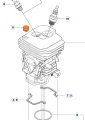 Metalowy wspornik cylindra do pilarki Husqvarna 135 Mark II, 450, srebrny, z dwoma gniazdami świec i pomarańczową pokrywką. Element montażowy z widocznymi detalami, stojący na białym tle.