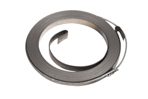 Sprężyna rozrusznika nożyc 123HD60/123HD65X Husqvarna, metalowa spiralna, srebrna, z wyraźnymi zakrętami, płasko ułożona, lekko zwinięta, z elementem mocującym, na przezroczystym tle.