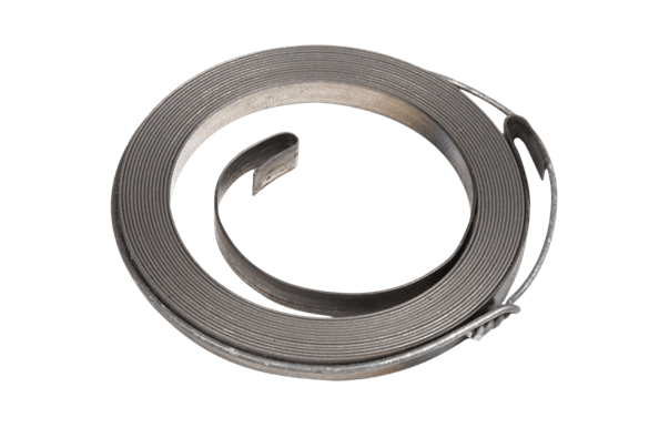 Sprężyna rozrusznika nożyc 123HD60/123HD65X Husqvarna, metalowa spiralna, srebrna, z wyraźnymi zakrętami, płasko ułożona, lekko zwinięta, z elementem mocującym, na przezroczystym tle.