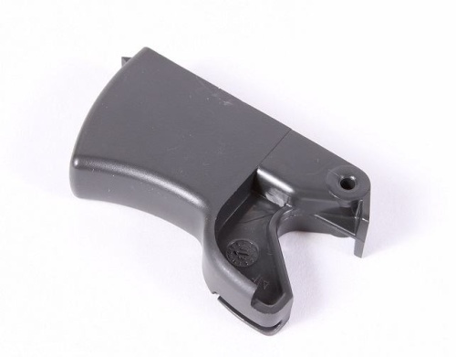 Dźwignia gazu pilarki Husqvarna 445, 450 w kolorze ciemnoszarym, z ergonomicznym kształtem i teksturowaną powierzchnią, montażowa, widoczna z boku, o wymiarach dostosowanych do rękojeści narzędzia, z wyraźnym otworem mocującym.