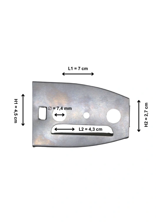 Metalowa, srebrna płytka pokrywy hamulca do pilarek Husqvarna 51, 55. Wymiary: 7x4,5 cm, otwór 7,4 mm. Z dwoma okrągłymi otworami i nacięciami do mocowania, widoczna z góry na białym tle.