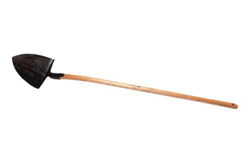 Szpadelek ogrodowy kuty Krumpholz z drewnianym styliskiem o długości 45 cm, z metalową ostrą głowicą w kształcie półokrągłym. Produkt widoczny leżący poziomo na białym tle, ukazuje detal ostrza oraz cały kształt narzędzia.
