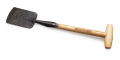 Szpadelek ogrodowy Krumpholz z kutą, czarną głowicą i drewnianym, jasnym styliskiem o długości 45 cm. Produkt leży w poziomie, pokazany z boku, z widocznym detalem logo na rękojeści. Tło proste, białe.