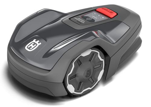 Automower® Aspire R4 w szarym kolorze z czerwoną plastikową nakładką, pod kątem bocznym. Widoczny wyświetlacz z przyciskami sterującymi. Produkt ma obłe kształty, z dużymi kołami i logo marki na obudowie. Zestaw akcesoriów nie jest widoczny.