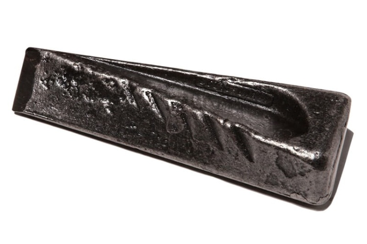 Klin skrętny 2,5 kg Krumpholz, czarny, metalowy, prostokątny z zaokrąglonym końcem, widoczny z boku na stole, z napisami i teksturą, przeznaczony do zastosowań stolarskich i budowlanych.