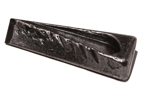 Klin skrętny 2,5 kg Krumpholz, czarny, metalowy, prostokątny z zaokrąglonym końcem, widoczny z boku na stole, z napisami i teksturą, przeznaczony do zastosowań stolarskich i budowlanych.