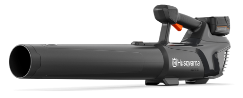 Czarna dmuchawa Husqvarna Aspire™ B8X-P4A z ergonomiczną pomarańczową rękojeścią, cylindrycznym wylotem i matową obudową z widocznym logo Husqvarna, ukazana z boku w pozycji leżącej.