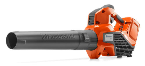 Husqvarna Aspire™ B8X-P4A to ręczny dmuchawa o pomarańczowej obudowie z szarym logo. Widok z boku, pokazujący długi, cylindryczny wylot i ergonomiczną rękojeść. Narzędzie ma teksturowaną powierzchnię oraz wyraźne przyciski sterujące.