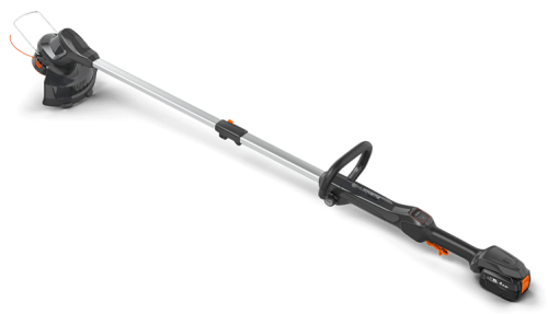 Podkaszarka Aspire™ T28-P4A 1P Husqvarna z akumulatorem 2,5Ah, w kolorze czarnym z elementami pomarańczowymi. Położona poziomo, z widoczną głowicą tnącą. Ergonomiczny uchwyt, prosty w obsłudze panel z przyciskami. Na tle przezroczystym.