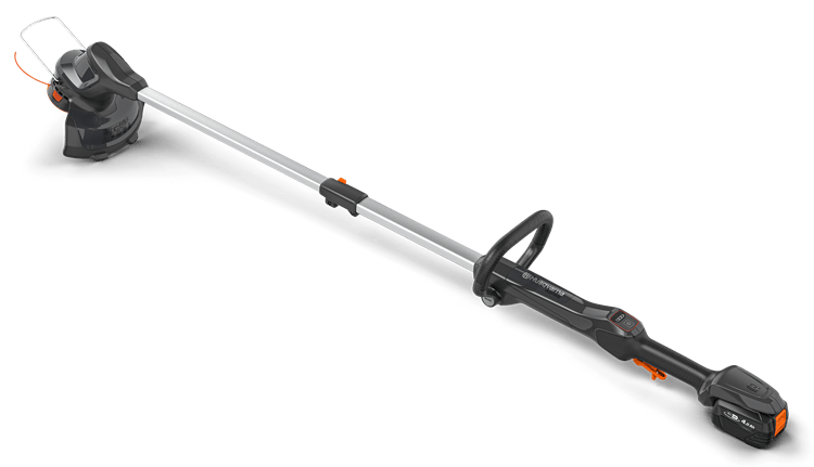 Podkaszarka Aspire™ T28-P4A 1P Husqvarna z akumulatorem 2,5Ah, w kolorze czarnym z elementami pomarańczowymi. Położona poziomo, z widoczną głowicą tnącą. Ergonomiczny uchwyt, prosty w obsłudze panel z przyciskami. Na tle przezroczystym.
