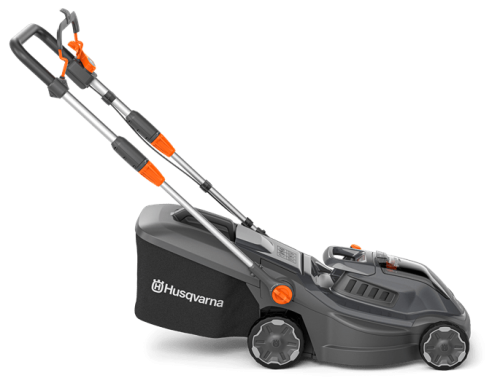 Elektryczna kosiarka HUSQVARNA Aspire™ LC34-P4A, ciemnoszara z pomarańczowymi akcentami, na czterech kołach. Posiada pokrywę kosza z logo i regulowane rączki dla wygody użytkownika.