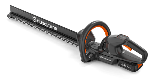 Nożyce do żywopłotu Husqvarna Aspire™ H50-P4A w czarno-pomarańczowej kolorystyce, z długim ostrzem i ergonomiczną rączką. Produkt widoczny z boku, z ujęciem na narzędzie w pozycji stojącej. Na ostrzu umieszczono logo Husqvarna.