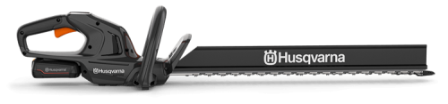 Czarne nożyce do żywopłotu Husqvarna Aspire™ H50-P4A, stojące, z logo na ostrzu. Ergonomiczny uchwyt z pomarańczowymi akcentami. Długie ostrze z widocznymi zębami wzdłuż całej długości.