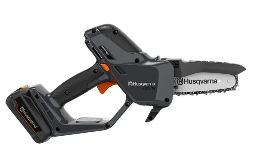 Minipilarka Husqvarna Aspire™ P5-P4A w szarym kolorze z pomarańczowymi akcentami, z akumulatorem i ładowarką. Widoczna prowadnica z trzema zębami łańcucha i ergonomiczna rączka. Akumulator umieszczony u dołu narzędzia.