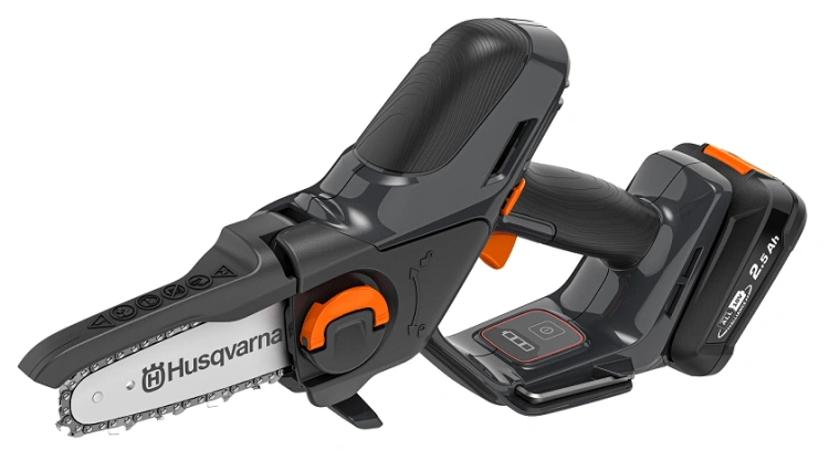 Minipilarka Husqvarna Aspire™ P5-P4A z ergonomiczną rękojeścią, czarno-pomarańczowym wykończeniem i odkręcaną baterią. Logo Husqvarna na prowadnicy. Produkt widoczny z boku, ostrze i przyciski funkcyjne na widoku.