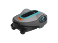 Robot koszący Gardena Sileno Life 1250 SMART w szaro-niebieskim kolorze, widok z boku na górną część z czarnym przyciskiem i niebieskimi detalami, stabilnie leży na płaskiej powierzchni.