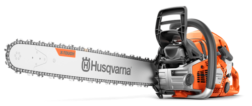 Pilarka Husqvarna 562 XP®G Mark II z pomarańczową obudową i metalowym ostrzem. Frontalne ujęcie, z widoczną prowadnicą i łańcuchem. Ergonomiczna rączka oraz logo Husqvarna na osłonie prowadnicy. Produkt w nowym stanie, gotowy do użycia.