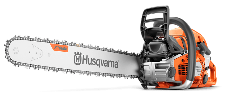 Pilarka Husqvarna 562 XP®G Mark II z pomarańczową obudową i metalowym ostrzem. Frontalne ujęcie, z widoczną prowadnicą i łańcuchem. Ergonomiczna rączka oraz logo Husqvarna na osłonie prowadnicy. Produkt w nowym stanie, gotowy do użycia.