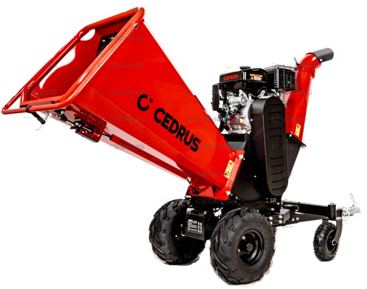 Rozdrabniacz spalinowy Cedrus RB04PRO-E w intensywnie czerwonym kolorze, z dużym lejem do podawania materiału. Produkt widoczny z boku, na stojąco, z wyraźnym logo marki. Mocne, gumowe koła podkreślają jego terenowe zastosowanie.