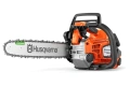 Pilarka Husqvarna T540 XP III w kolorze pomarańczowym z szarymi akcentami. Widok z boku, z wyeksponowanym ostrzem i łańcuchem. Na uchwycie zbiornik paliwa oraz przycisk przerywacza. Logo Husqvarna oraz napis T540 XP na obudowie.