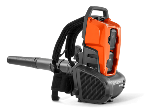 Dmuchawa akumulatorowa Husqvarna 340iBT w układzie stojącym, pomarańczowa, z ergonomicznymi szelkami i akumulatorem. Wyposażona w długą rurę wentylacyjną i przyciski sterujące, na białym tle.