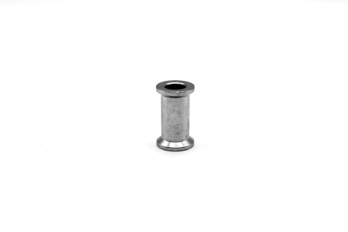 Tuleja cylindra do pilarki Husqvarna 565, 572XP, w kolorze srebrnym, wykonana z metalu. Stoi w pozycji pionowej na jednolitym, białym tle. Zawiera otwory do mocowania, z widocznymi detalami na powierzchni.