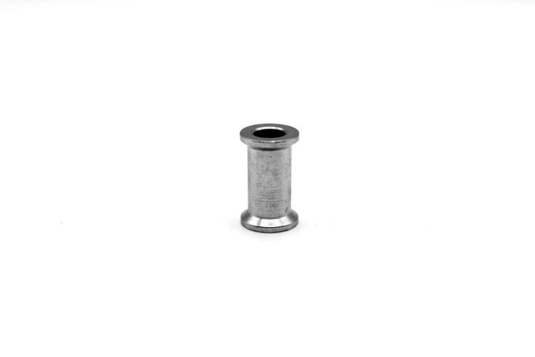Tuleja cylindra do pilarki Husqvarna 565, 572XP, w kolorze srebrnym, wykonana z metalu. Stoi w pozycji pionowej na jednolitym, białym tle. Zawiera otwory do mocowania, z widocznymi detalami na powierzchni.