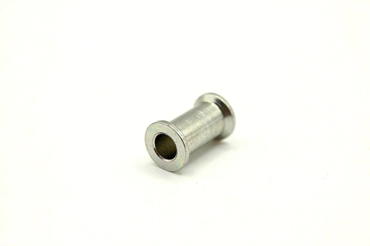 Tuleja cylindra pilarki Husqvarna 565, 572XP, w kolorze srebrnym, o cylindrycznym kształcie. Ujęcie z boku, leżąca na prostej powierzchni. Widoczny otwór w środku oraz lekko wypukłe brzegi. Produkt wykonany z metalu, bez dodatkowych zdobień.