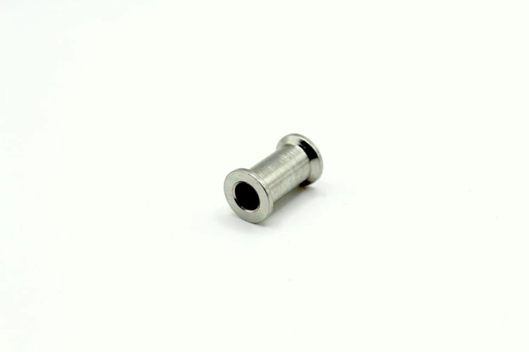 Metalowa tuleja cylindra do pilarek Husqvarna 565 i 572XP, cylindryczna z zaokrąglonymi krawędziami, czarny otwór wewnętrzny, białe tło, dopasowana do montażu w urządzeniach.
