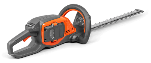Nożyce akumulatorowe Husqvarna 215iHD45 w pomarańczowo-szarym kolorze, z ergonomiczną rączką i 45 cm ostrzem z ząbkami, do precyzyjnego cięcia, ułożone poziomo na białym tle, widok z boku.