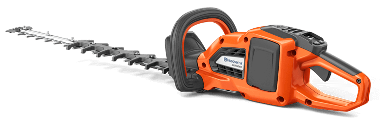 Nożyce akumulatorowe Husqvarna 322iHD60 w pomarańczowo-czarnym kolorze z ergonomiczną rączką i długim, prostym nożem. Logo Husqvarna na obudowie, metalowa część ostrza, na białym tle.
