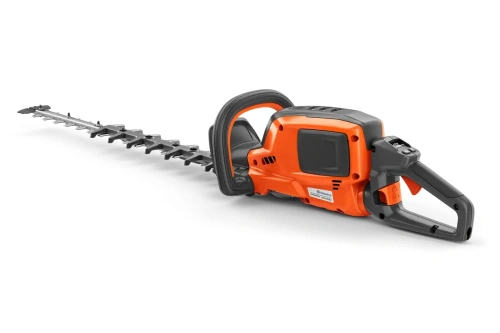 Nożyce akumulatorowe Husqvarna 522iHD60 w kolorze pomarańczowym z czarnymi detalami, boczne ujęcie, stojące. Korpus ma ergonomiczną rączkę i widoczne przyciski. Długa ostrze z metalowymi zębami pozwala na precyzyjne cięcie. Tło czarne.