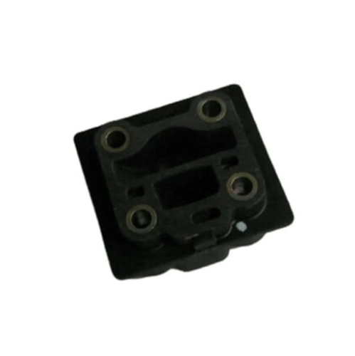 Izolator gaźnika nożyc 226HD60S/226HD75S Husqvarna w kolorze czarnym, z widocznymi otworami mocującymi. Produkt leży na płaskiej powierzchni, a jego kształt prostokątny z zaokrąglonymi krawędziami. Ujęcie z góry.