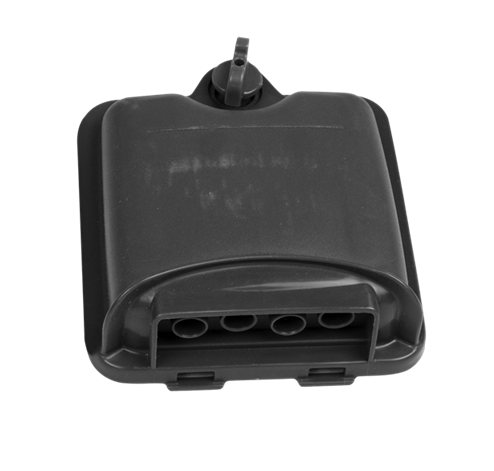 Czarna, prostokątna pokrywa filtra powietrza Husqvarna 226HD60S/226HD75S z 4 otworami wentylacyjnymi i przyłączem, leżąca na jednolitym tle.