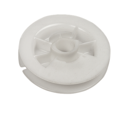 Koło linowe white plastic, okrągłe z wycięciem i wzmocnieniami, do nożyc Husqvarna 226HD60S/226HD75S. Leży na jednolitym tle, idealne do narzędzi ogrodniczych.