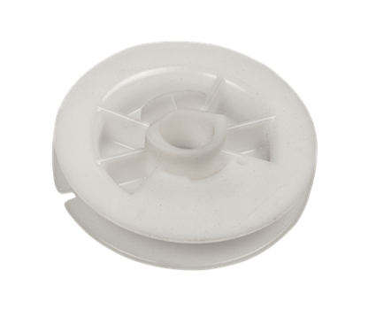 Koło linowe white plastic, okrągłe z wycięciem i wzmocnieniami, do nożyc Husqvarna 226HD60S/226HD75S. Leży na jednolitym tle, idealne do narzędzi ogrodniczych.