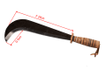 Tasak sierpowy Krumpholz o długości 29 cm i szerokości 9 cm. Ostry, zakrzywiony metalowy ostrze z matowym wykończeniem, umieszczone na drewnianym uchwycie z dekoracyjnymi paskami. Produkt leży na białym tle, ukazując szczegóły konstrukcji.